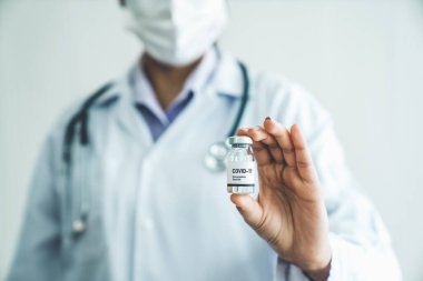 Yetenekli doktor aşıyı enjeksiyondan önce yeterince hazırlayın.
