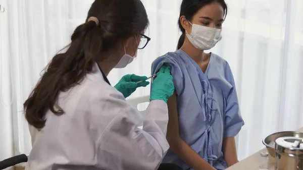 Giovane donna visita abile medico in ospedale per la vaccinazione — Foto Stock