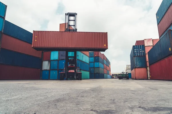 Lastbehållare för utrikes sjöfart på skeppsvarv med tung maskin . — Stockfoto