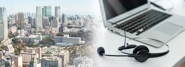 Headset- en klantenondersteuningsuitrusting bij callcenter klaar voor actieve service — Stockfoto