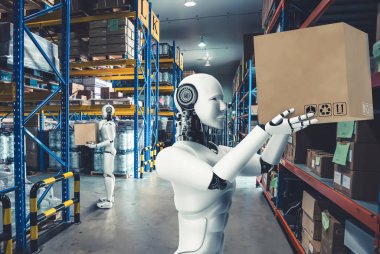 Yenilikçi endüstri robotu insan işçiler için depoda çalışıyor.