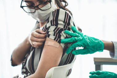 Genç bayan, aşı için yetenekli doktoru hastanede ziyaret ediyor.