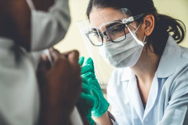 Genç adam, aşı için yetenekli doktoru hastanede ziyaret ediyor.