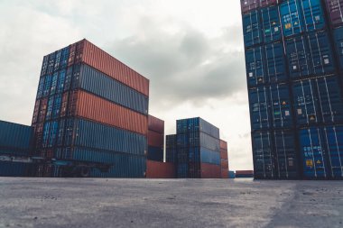 Denizaşırı nakliye için ağır makineli kargo konteynırı. .