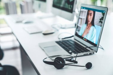 Doktorun hastayla aktif olarak konuşması için internet üzerinden teletıp görüntüsü