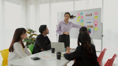 Yetenekli iş kadını takım liderinin iş projesi sunumu