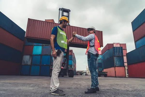 Ο βιομηχανικός εργάτης συνεργάζεται με συναδέλφους του στο ναυπηγείο εμπορευματοκιβωτίων στο εξωτερικό — Φωτογραφία Αρχείου