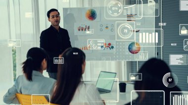 Şirket personeli toplantısındaki iş adamları imrendirici grafikle