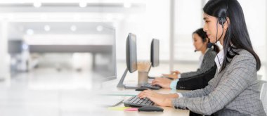 Ofiste çalışan, kulaklık takan iş adamları daha geniş görüşlü.