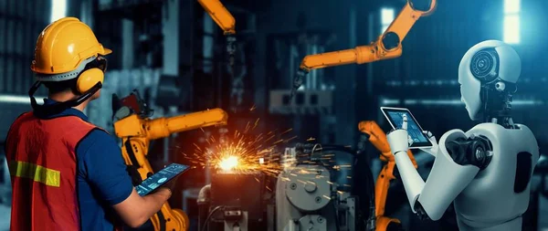 Mekanize endüstri robotu ve insan işçileri gelecekteki fabrikada birlikte çalışıyorlar. — Stok fotoğraf