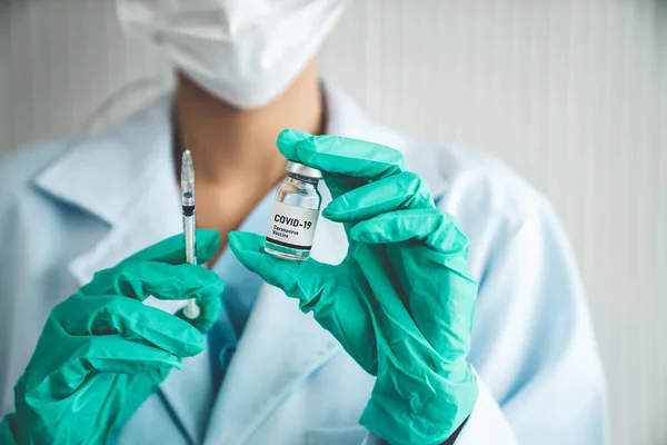 El médico competente prepara la vacuna con competencia antes de la inyección — Foto de Stock