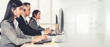 Ofiste çalışan, kulaklık takan iş adamları daha geniş görüşlü.