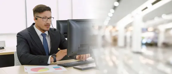 Gli uomini d'affari che indossano cuffie che lavorano in ufficio ampliano la vista — Foto Stock