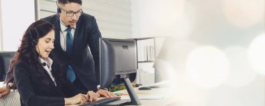 Ofiste çalışan, kulaklık takan iş adamları daha geniş görüşlü.