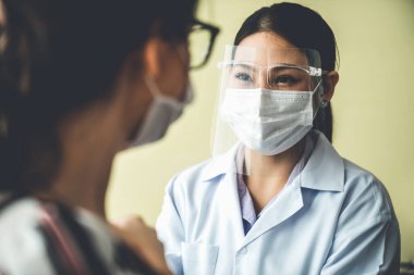 Genç bayan, aşı için yetenekli doktoru hastanede ziyaret ediyor.