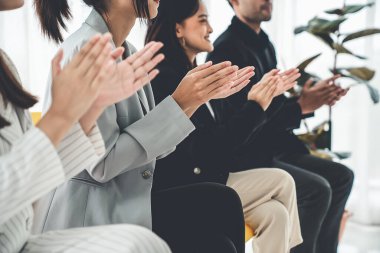 İş kadını, iş projesinde yeterlilikle yer alırsa ekipten kutlamalar aldı