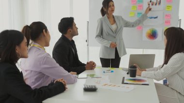 Yetenekli iş kadını takım liderinin iş projesi sunumu