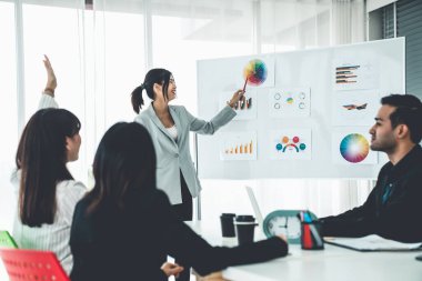 İş adamları daire içinde otururken iş projesini ustaca tartışıyor