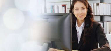 Ofiste çalışan, kulaklık takan iş adamları daha geniş görüşlü.