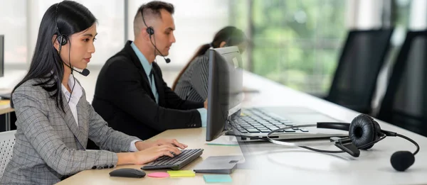 Gente de negocios con auriculares trabajando en la oficina ampliar vista —  Fotos de Stock