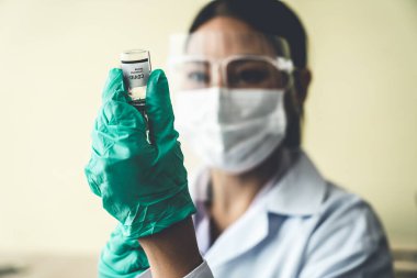 Yetenekli doktor aşıyı enjeksiyondan önce yeterince hazırlayın.