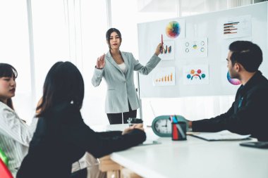 İş adamları daire içinde otururken iş projesini ustaca tartışıyor