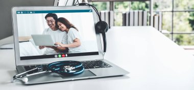 Doktorun hastayla aktif olarak konuşması için internet üzerinden teletıp görüntüsü