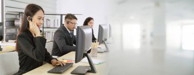 Ofiste çalışan, kulaklık takan iş adamları daha geniş görüşlü.