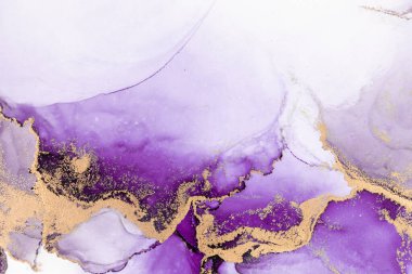 Kağıt üzerinde mermer sıvı mürekkep resminin mor altın soyut arkaplanı .