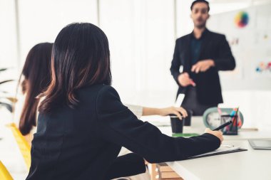 İş adamları daire içinde otururken iş projesini ustaca tartışıyor
