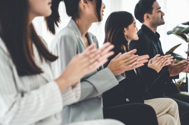 İş kadını, iş projesinde yeterlilikle yer alırsa ekipten kutlamalar aldı