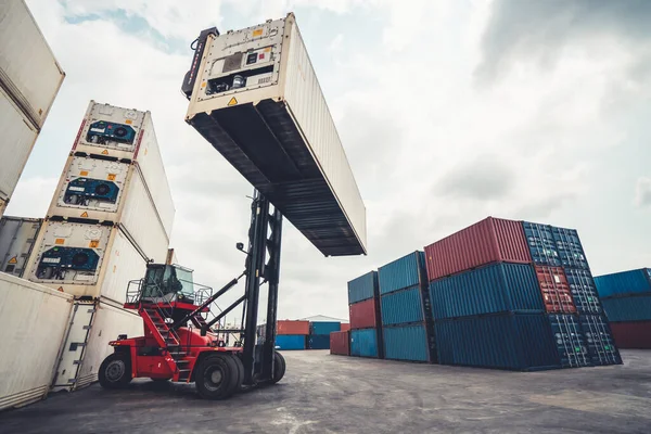Nákladní kontejner pro zámořskou dopravu v loděnici s těžkým strojem . — Stock fotografie