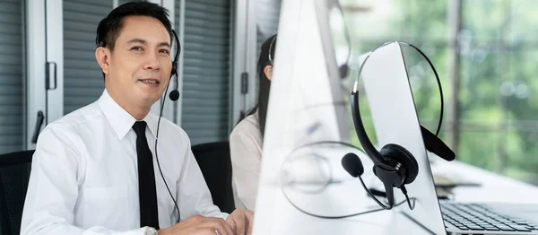 Trabajador de oficina con auriculares trabajando activamente en la oficina —  Fotos de Stock