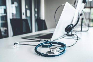Klinikteki kulaklık ve doktor ekipmanları hasta için aktif destek için hazır.