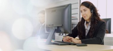 Ofiste çalışan, kulaklık takan iş adamları daha geniş görüşlü.