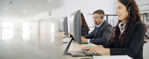 Gente de negocios con auriculares trabajando en la oficina ampliar vista — Foto de Stock