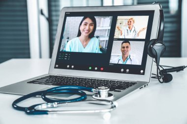 Doktorun hastayla aktif olarak konuşması için internet üzerinden teletıp görüntüsü