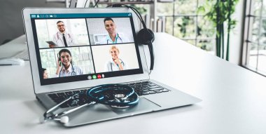 Doktorun hastayla aktif olarak konuşması için internet üzerinden teletıp görüntüsü