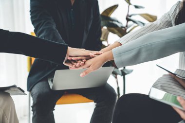 İş adamları proje başarısını ofis işyerinde başarıyla kutladılar