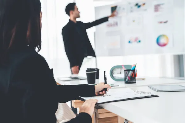 Femme d'affaires en réunion d'affaires écrivant le papier habilement à la salle de bureau . — Photo