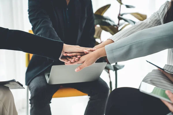 Os empresários celebram proficientemente o sucesso do projeto no local de trabalho do escritório — Fotografia de Stock