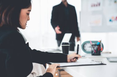 İş kadını toplantı yapıyor. Ofis odasında kağıt yazıyor. .