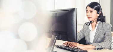 Ofiste çalışan kulaklık takan işadamları uzak müşteri ya da meslektaşlarını desteklemek için çalışıyorlar. Çağrı merkezi, tele pazarlama, müşteri destek acentesi geniş görünümde hizmet sunar .