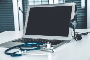 Klinikteki kulaklık ve doktor ekipmanları hasta için aktif destek için hazır.