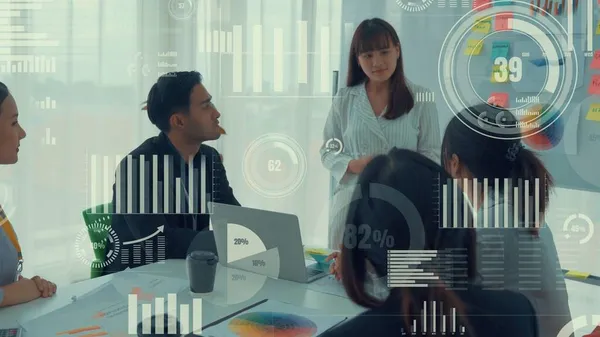 Şirket personeli toplantısındaki iş adamları imrendirici grafikle