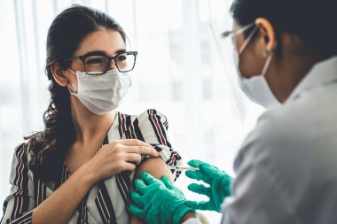Genç bayan, aşı için yetenekli doktoru hastanede ziyaret ediyor.
