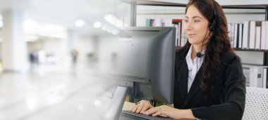 Ofiste çalışan, kulaklık takan iş adamları daha geniş görüşlü.