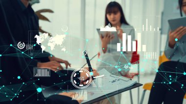 Şirket personeli toplantısındaki iş adamları imrendirici grafikle