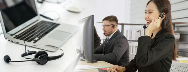 Gente de negocios con auriculares trabajando en la oficina ampliar vista —  Fotos de Stock