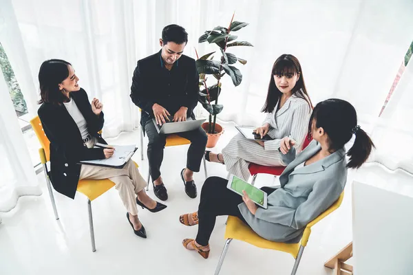 İş adamları daire içinde otururken iş projesini ustaca tartışıyor